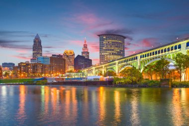 Cleveland, Ohio, Amerika Birleşik Devletleri şehir şehir manzarası alacakaranlıkta Cuyahoga Nehri üzerinde.