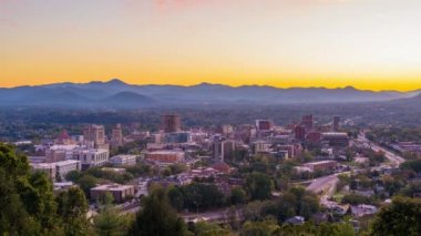 Asheville, Kuzey Carolina, ABD şehir merkezi alacakaranlıkta gökyüzü.