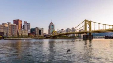 Pittsburgh, Pennsylvania, ABD skyline Nehri üzerinde.