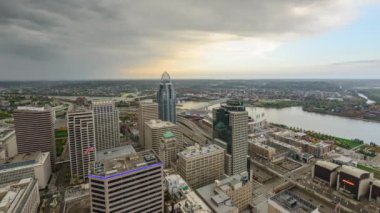 Cincinnati, Ohio, Amerika Birleşik Devletleri manzarası zaman atlamalı yukarıdan.
