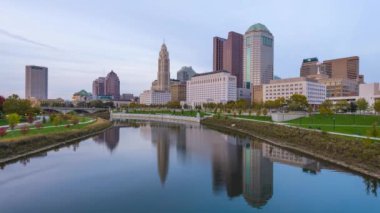 Columbus, Ohio, Amerika Birleşik Devletleri manzarası Scioto Nehri üzerinde.