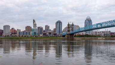 Cincinnati, Ohio, Amerika Birleşik Devletleri şehir manzarası Nehri üzerinde.