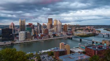 Pittsburgh, Pennsylvania, ABD şehir manzarası.