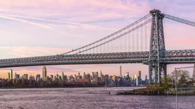 New York, New York, ABD skyline Williamsburg Köprüsü ile Doğu nehrinde.