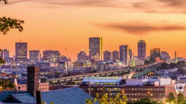 Boston, Massachusetts, ABD şehir manzarası alacakaranlıkta.