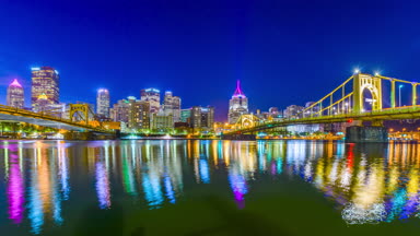 Pittsburgh, Pennsylvania, ABD şehir manzarası Nehri üzerinde.