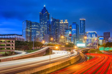 Atlanta, Georgia, ABD şehir manzarası alacakaranlıkta karayolları üzerinde.
