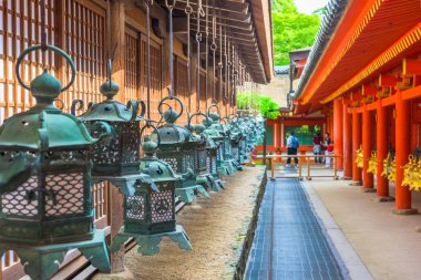 Nara, Japonya Kasuga Taisha fenerler asılı Tapınak.