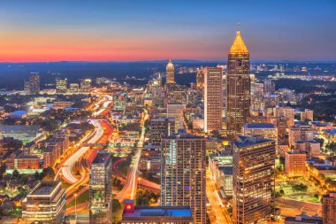Atlanta, Georgia, ABD şehir manzarası alacakaranlıkta karayolları üzerinde.