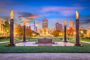Indianapolis, Indiana, ABD anıtları ve alacakaranlıkta şehir merkezi silüeti.