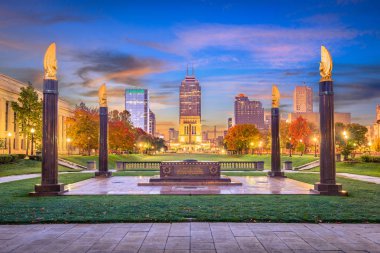 Indianapolis, Indiana, ABD anıtları ve alacakaranlıkta şehir merkezi silüeti.