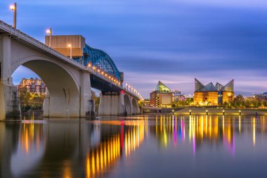 Chattanooga, Tennessee, ABD şehir merkezi alacakaranlıkta Tennessee Nehri üzerinde ufuk çizgisi.