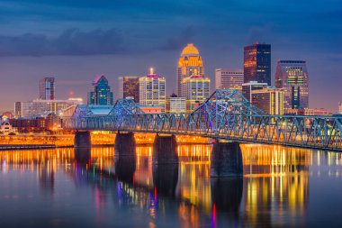 Louisville, Kentucky, ABD Ohio Riiver alacakaranlıkta üzerinde şehir manzarası.