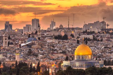 Kudüs, İsrail 'in eski şehri Zeytin Dağı' ndan alacakaranlıkta gökyüzüne yükseliyor..