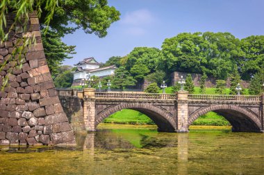 Tokyo, Japonya'da İmparatorluk Sarayı hendek ve köprü.