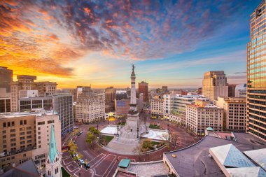 Indianapolis, Indiana, ABD skyline alacakaranlıkta askerinin ve denizciler anıt üzerinde.
