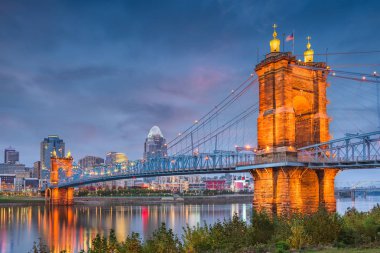 Cincinnati, Ohio, Amerika Birleşik Devletleri manzarası alacakaranlıkta Nehri üzerinde.