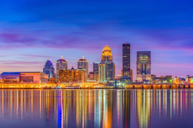 Alacakaranlıkta nehirde Louisville, Kentucky, ABD şehir manzarası.