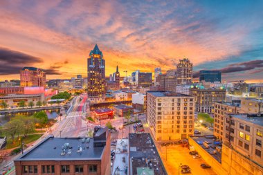 Milwaukee, WIsconsin, ABD şehir merkezi alacakaranlıkta gökyüzü.