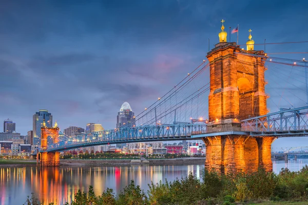 Cincinnati Ohio Amerika Birleşik Devletleri Manzarası Alacakaranlıkta Nehri Üzerinde — Stok fotoğraf