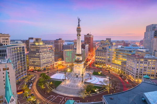 Indianapolis Indiana Usa Skyline Sobre Monumento Los Solidarios Marineros Anochecer — Foto de Stock