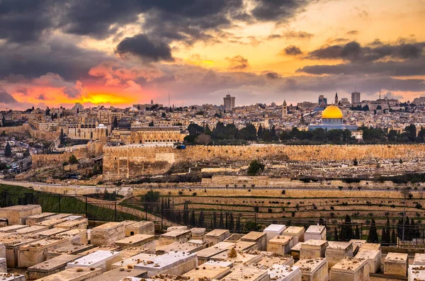 Jerusalem, Israel old city skyline at dusk from Mount of Olives. — Stock Image Jerusalem Israel Old City Skyline Dusk Mount Olives Stock Photo