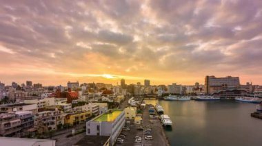 Naha, Okinawa, Japan şehir manzarası Tomari bağlantı noktası üzerinden şafak.
