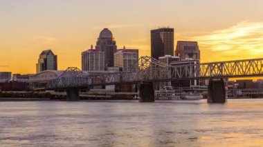 Louisville, Kentucky, ABD nehirde gökyüzü.