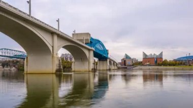 Chattanooga, Tennessee, ABD şehir manzarası alacakaranlıkta.
