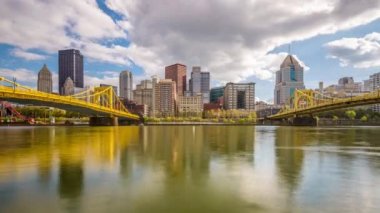 Pittsburgh, Pennsylvania, ABD şehir manzarası Nehri üzerinde.