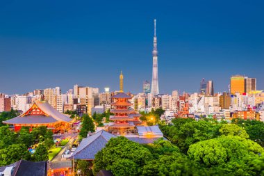 Alacakaranlıkta Asakusa üzerinde Tokyo, Japonya şehir manzarası.