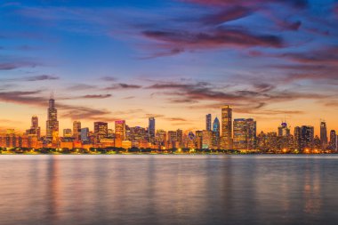 Chicago, Illinois, ABD şehir merkezi Michigan Gölü 'nden alacakaranlıkta ufuk çizgisi.