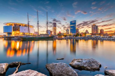 Alacakaranlıkta Michigan Gölü üzerinde Milwaukee, Wisconsin, ABD şehir şehir manzarası.