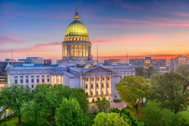 Madison, Wisconsin, ABD Başkent Binası Alacakaranlıkta.