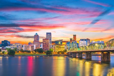 Portland, Oregon, ABD alacakaranlıkta Willamette Nehri üzerinde gökyüzü.