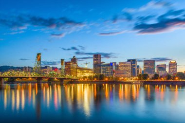 Portland, Oregon, ABD alacakaranlıkta Willamette Nehri üzerinde gökyüzü.