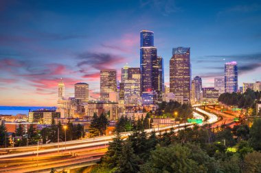 Seattle, Washington, ABD şehir merkezi alacakaranlıkta ufuk çizgisi ve otoyollar.