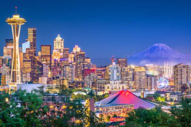 Mt. Rainier ile gece Seattle, Washington, ABD'deki şehir manzarası.