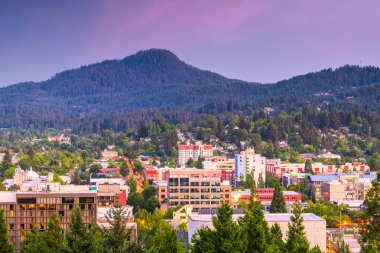 Eugene, Oregon, ABD alacakaranlıkta şehir manzarası.