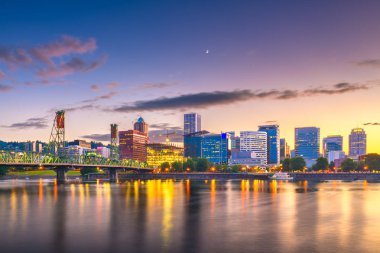 Portland, Oregon, ABD alacakaranlıkta Willamette Nehri üzerinde gökyüzü.