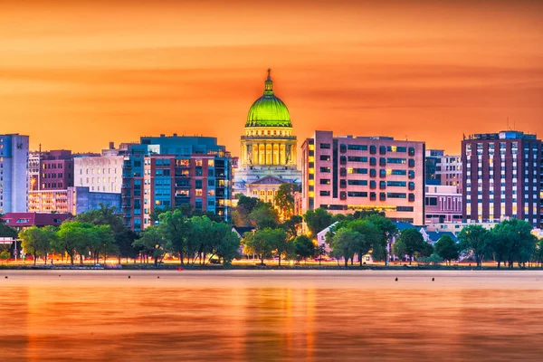 Madison Ουισκόνσιν Ηπα Downtown Skyline Σούρουπο Στη Λίμνη Monona — Φωτογραφία Αρχείου