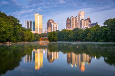Atlanta, georgia, ABD midtown skyline piedmont parkına.