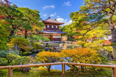 Kyoto, Japonya sonbahar mevsiminde Ginkaku-ji Tapınağı'nda.