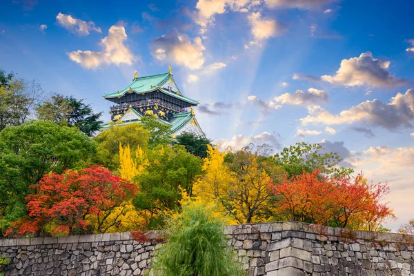 日本在大阪城堡的主要保留在一个秋天的早晨 — 图库照片