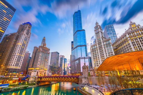 Chicago, Illinois, ABD cityscape alacakaranlık nehir üzerinde.