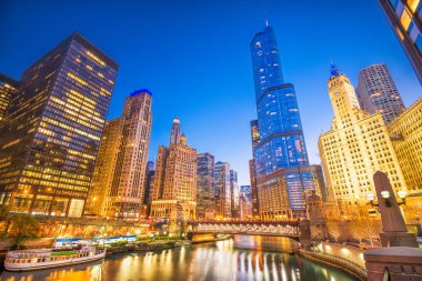 Chicago, Illinois, ABD cityscape alacakaranlık nehir üzerinde.
