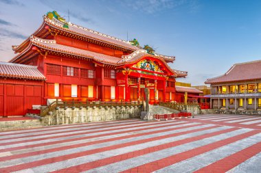 Naha, Okinawa, Japan alacakaranlık sırasında tarihi Shuri kalesinde.