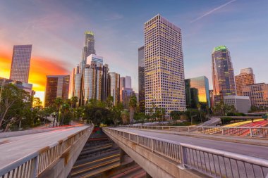 Los Angeles, Kaliforniya, ABD skyline alacakaranlıkta karayolları üzerinde.