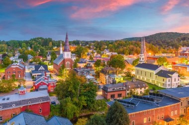 Montpelier, Vermont, ABD'de şehir manzarası alacakaranlıkta.