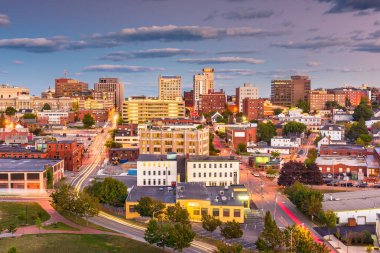 Portland, Maine, ABD şehir şehir manzarası alacakaranlıkta.